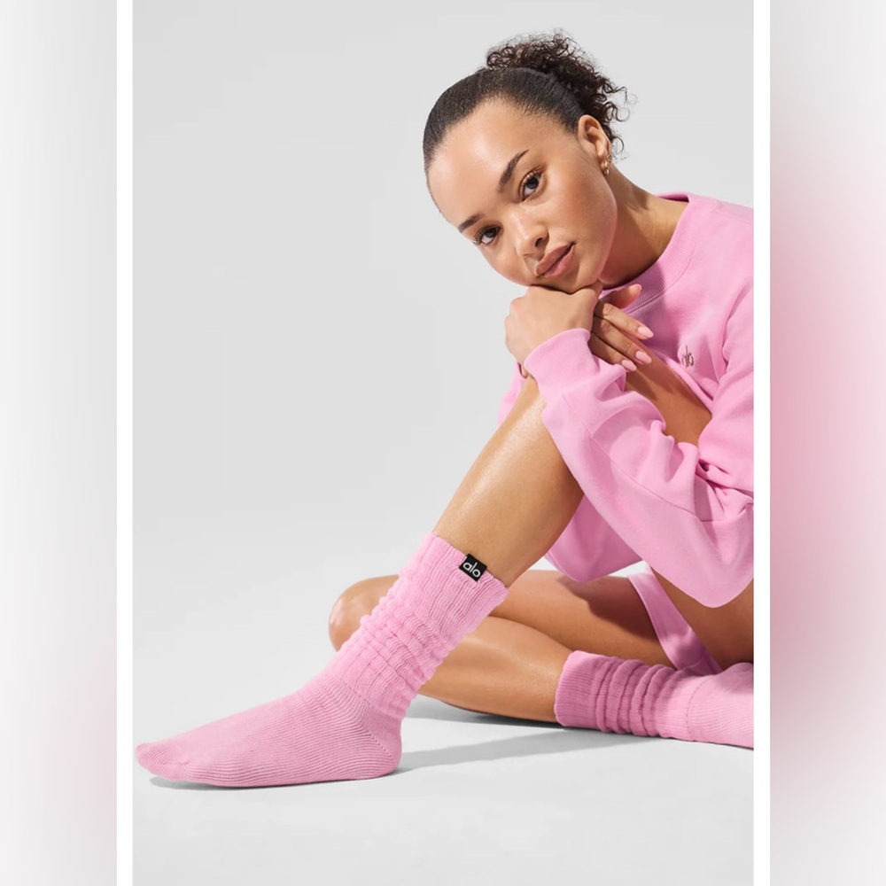 ALO Yoga Vibrant Pink Unisex Scrunch Socks - Picture 2 of 5